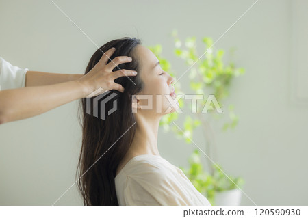 年輕女子的頭部水療形象 120590930