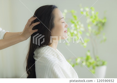 年輕女子的頭部水療形象 120590932