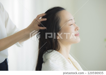 年輕女子的頭部水療形象 120590935