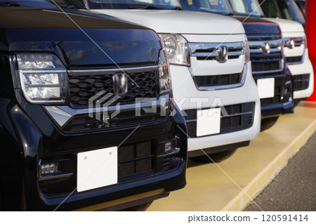 Used car image: Honda's minicars lined up at a dealership Used car image: Honda's minicars lined up at a dealership 120591414