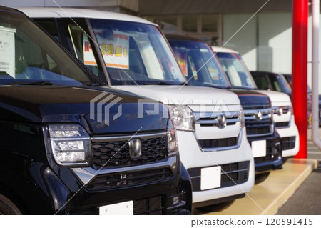 二手車圖像 在本田輕型汽車經銷商處排隊的汽車 120591415