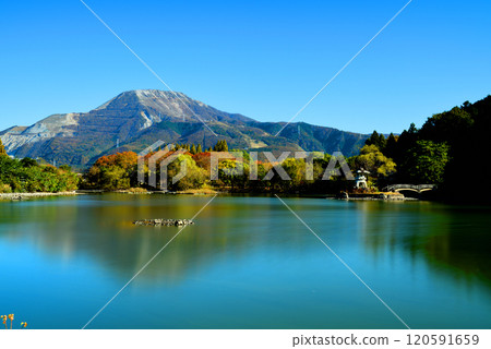 Lake Mishima and Mt. Ibuki starting to change color 120591659