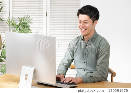 使用電腦的男人 120591676