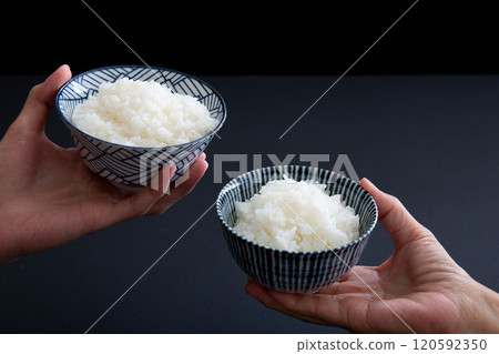 Close-up of a couple holding rice: Image of Japanese food 120592350