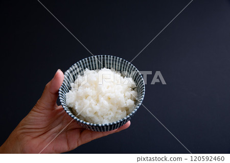 女人手拿著米飯的特寫-米飯 120592460