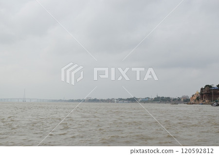 加河河邊的加特 120592812