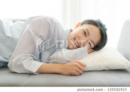 採取在沙發的婦女休息 120592915