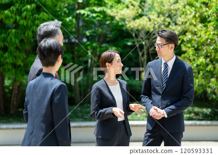 商務人士在戶外交談 120593331
