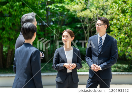 商務人士在戶外交談 120593332