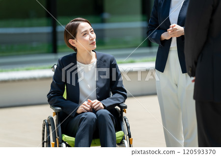 商務輪椅女人 120593370