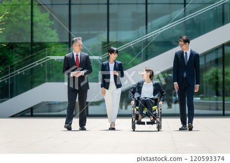 商務輪椅團隊行走 120593374