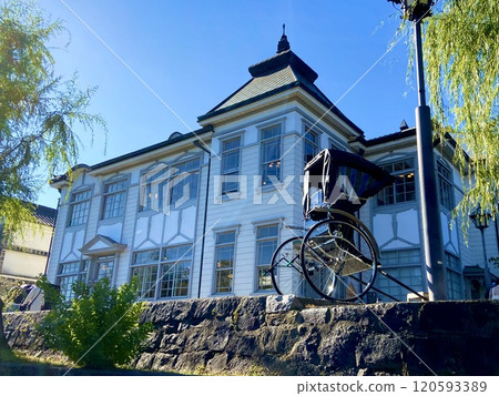 從河邊看到的復古西式建築和黃包車 120593389