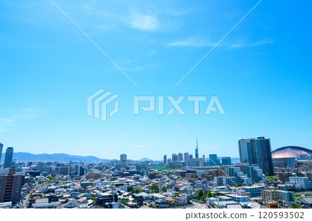 從唐人町和大濠公園方向廣角眺望佐原區的百道浜、地行浜和福岡塔 2024年春天的早晨色彩。 120593502
