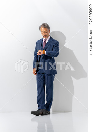 Business senior male portrait vertical 120593909
