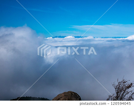 A mountain floating in the sea of clouds 120594045