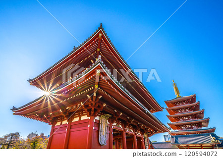 日本東京的城市景觀—一線希望…東京的天空蔚藍。淺草寺寶藏門和五層寶塔的景色。邁向新時代=25日 120594072