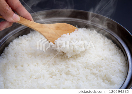 Cooking rice in a clay pot 120594285