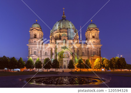 Dom Cathedral on Museum Island in Berlin at sunset 120594326