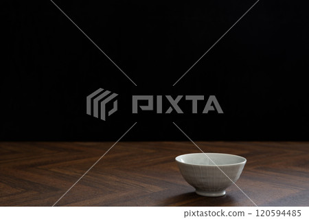 Rice bowl and dining table: Image of Japanese cuisine 120594485