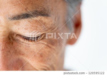 Senior man eyes 120595122