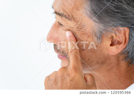 Senior man eyes sideways 120595366