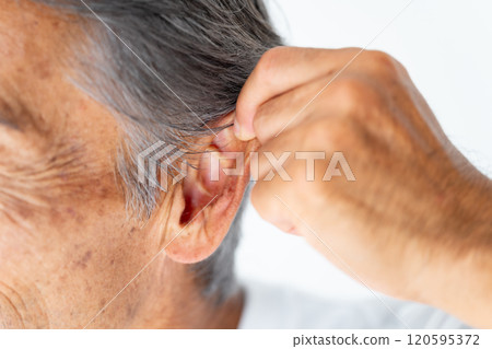 Senior man ear 120595372