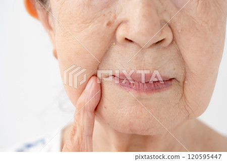 高級女性嘴部法令紋 120595447