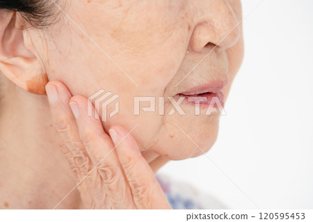 高級女性嘴部法令紋 120595453