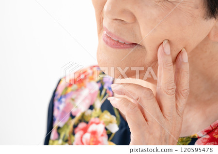 高級女性嘴部法令紋 120595478