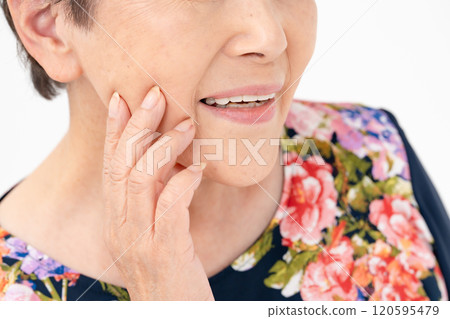 高級女性嘴部法令紋 120595479