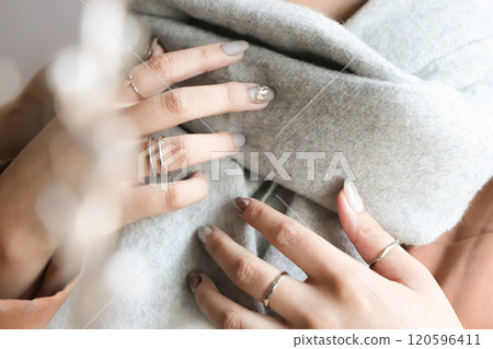 戴著圍巾的女人 戴著圍巾的女人 120596411