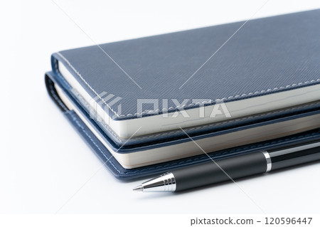 兩本筆記本和原子筆的特寫 120596447