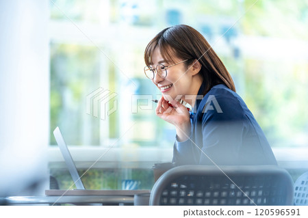 woman working on a computer 120596591
