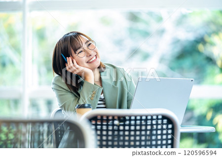 woman working on a computer 120596594