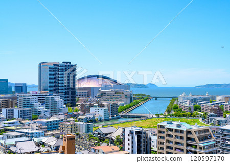 從 Tojincho/Ohori 公園看到的福岡巨蛋區域，2024 年春季 120597170