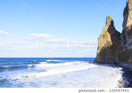 與 Setakamui 岩石的海岸線 北海道古平町的壯麗景色 與 Setakamui 岩石的海岸線 北海道古平町的壯麗景色 120597443