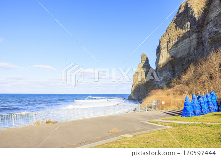 與 Setakamui 岩石的海岸線 北海道古平町的壯麗景色 120597444