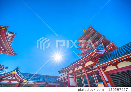 日本東京城市景觀:一線希望…藍天的東京。淺草寺寶藏門和五層寶塔的景色。邁向新時代=25日 日本東京城市景觀:一線希望…藍天的東京。淺草寺寶藏門和五層寶塔的景色。邁向新時代=25日 120597457