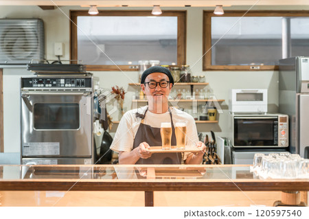 餐廳/居酒屋工作人員提供啤酒 120597540