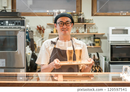 餐廳/居酒屋工作人員提供啤酒 120597541