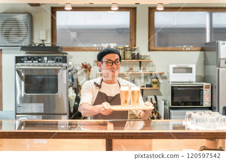 Restaurant/Izakaya staff serving beer Restaurant/Izakaya staff serving beer 120597542