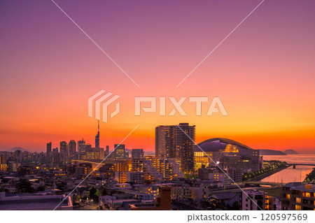 佐原區百道浜、地行浜、福岡塔從東人町和大濠公園方向看到的黃昏夜景，呈現出橙色色調和微紅色調。 120597569