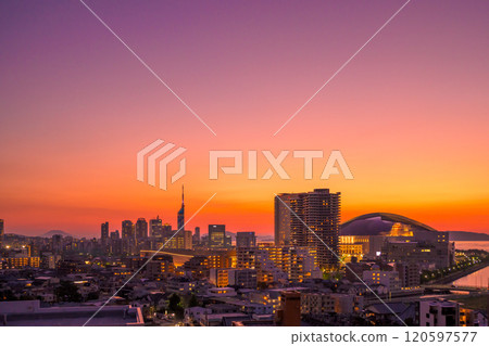 佐原區百道浜、地行浜、福岡塔從東人町和大濠公園方向看到的黃昏夜景,呈現出橙色色調和微紅色調。 佐原區百道浜、地行浜、福岡塔從東人町和大濠公園方向看到的黃昏夜景,呈現出橙色色調和微紅色調。 120597577