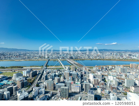 Osaka scenery: blue sky and the cityscape below 120598051