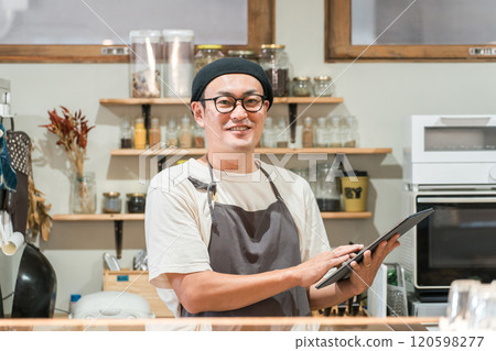 餐廳工作人員在平板電腦上查看訂單 120598277