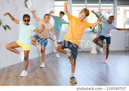 Group of positive juvenile boys and girls engaged in Breakdancing in training room 120598707