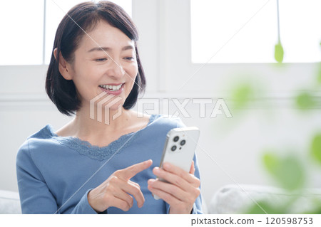 middle woman using smartphone 120598753