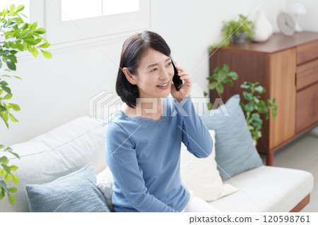 Middle female to talk on smartphone 120598761