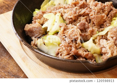 國產豬肉切塊，炒豬肉高麗菜 120598913