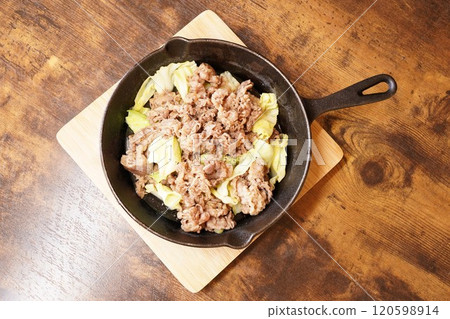 Domestic pork offal, stir-fried pork and cabbage 120598914